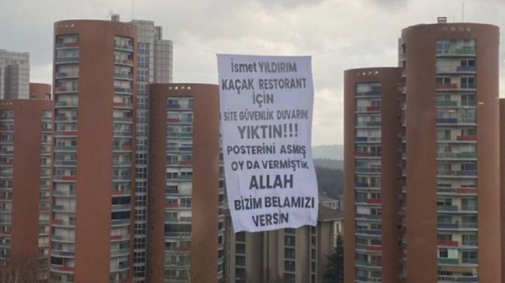 Belediye için dev pankart: ‘Oy vermiştik, Allah belamızı versin’