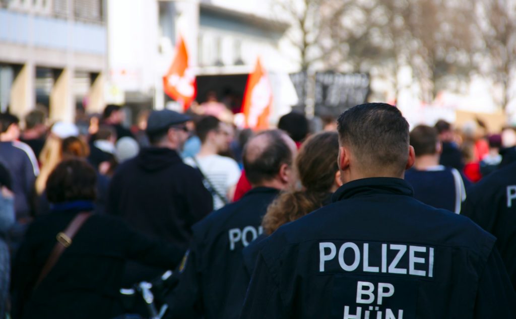 Almanya’da suçlulara karşı polis yetersiz kalıyor