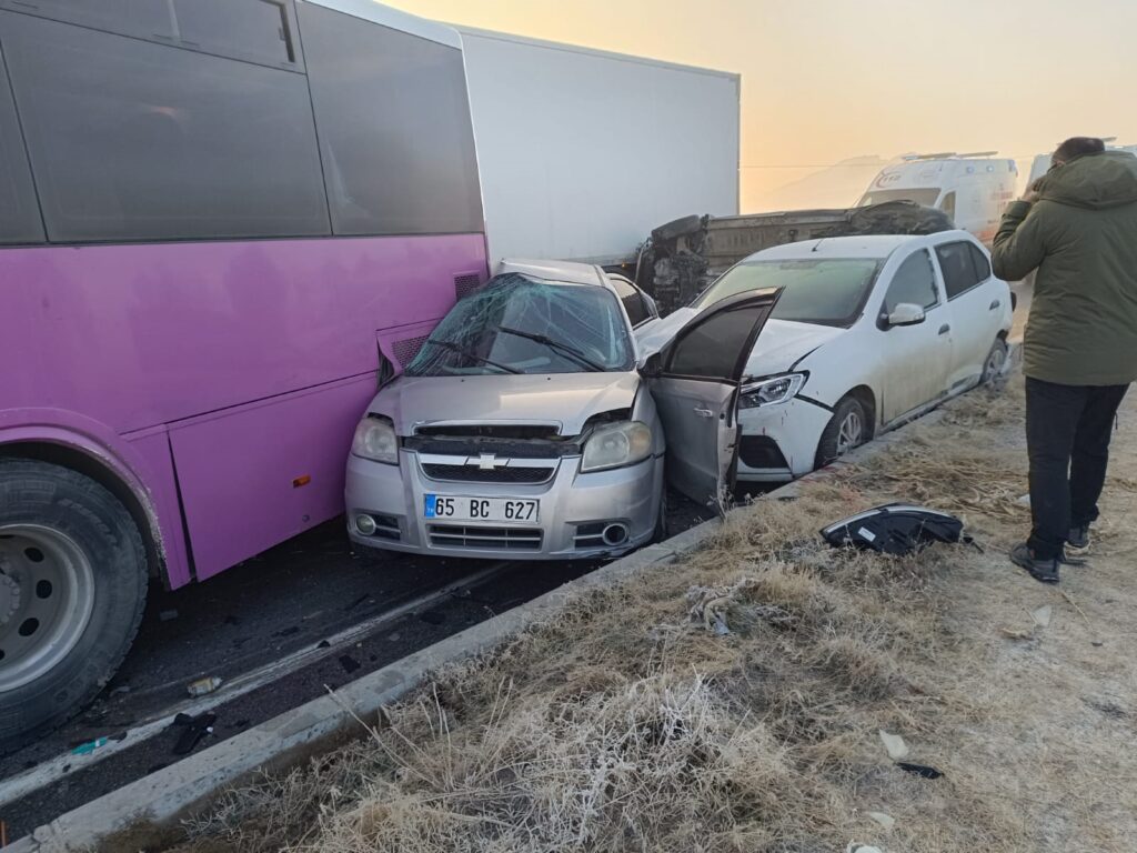 50’ye yakın araç birbirine girdi: 2 ölü, 40’tan fazla yaralı