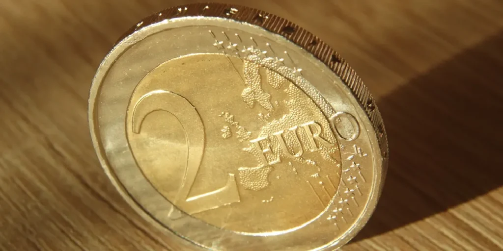 Yeni 2 Euro’luk madeni para piyasaya sürüldü