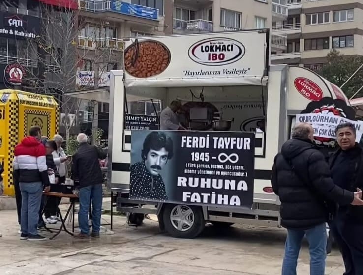 Manisalı hayranlarından Ferdi Tayfur anısına hayır lokması