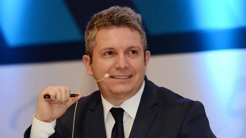 Ünlü spiker maç anlatırken kalp krizi geçirdi
