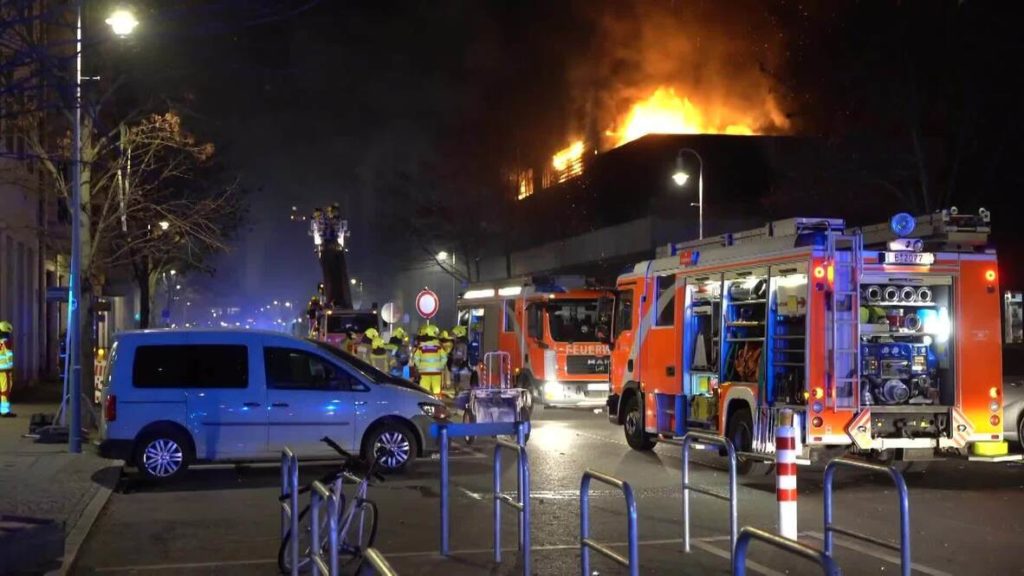 Berlin’deki yeni yıl kutlamaları sırasında otoparkta yangın