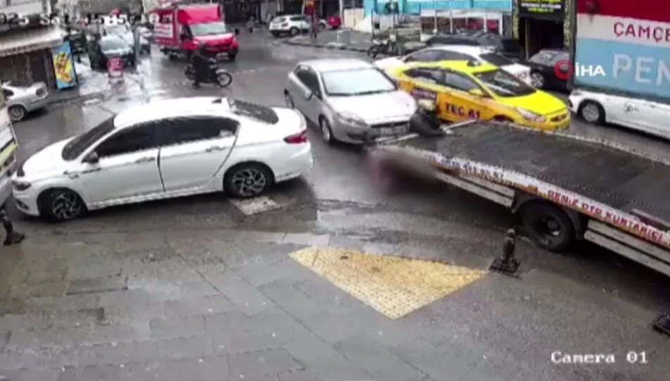 Aynasını kıran motokuryeye, otomobiliyle çarparak belini kırdı