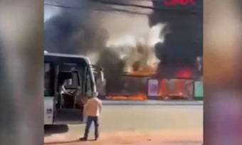 Acil iniş yapmaya çalışan uçak, otobüsle çarpıştı