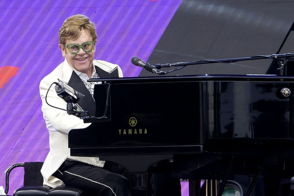 Elton John, ‘Who Believes In Angels?’ albümü ile listelerde zirveye yerleşti