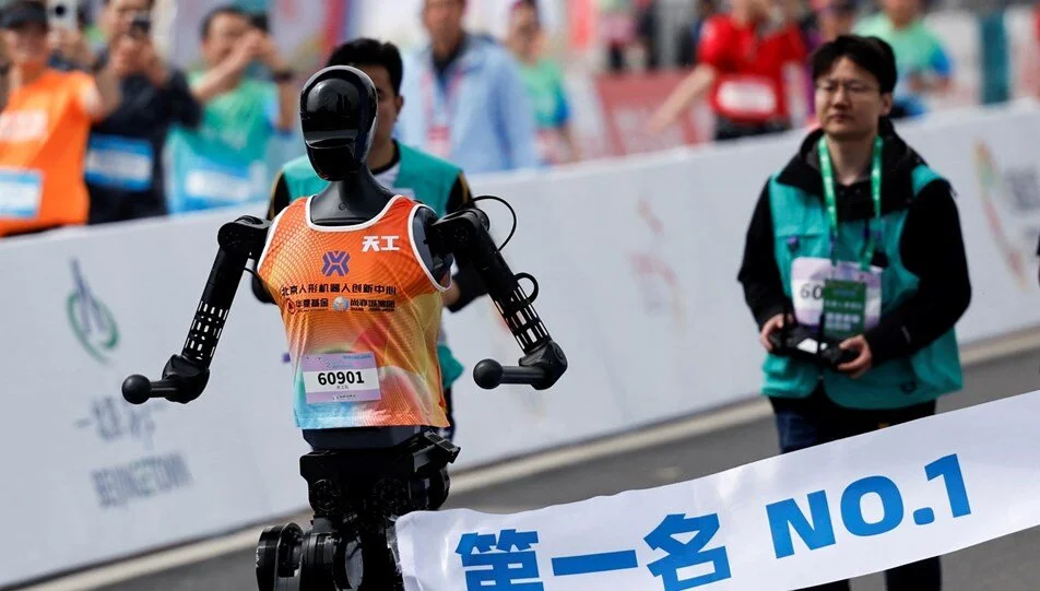 Yapay zekada çıta yükseliyor: Çinli robotlar insanlara karşı maraton koştu