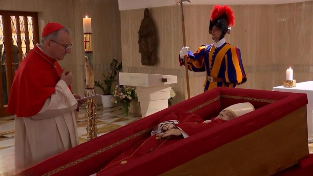 Papa Francis’in naaşı açık tabutta sergilendi