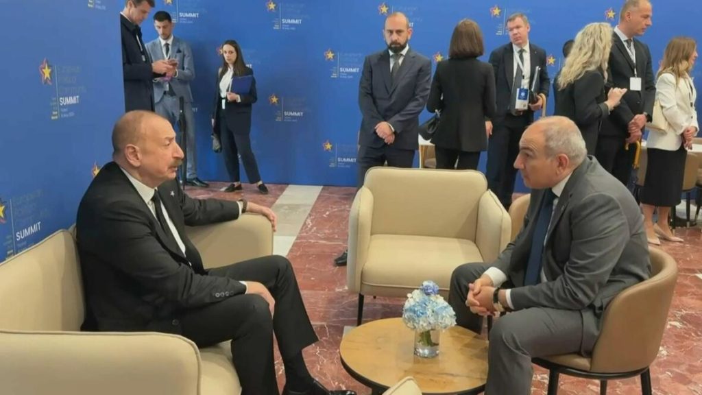 Aliyev ve Paşinyan, Avrupa Siyasi Topluluğu Zirvesi’nde bir araya geldi