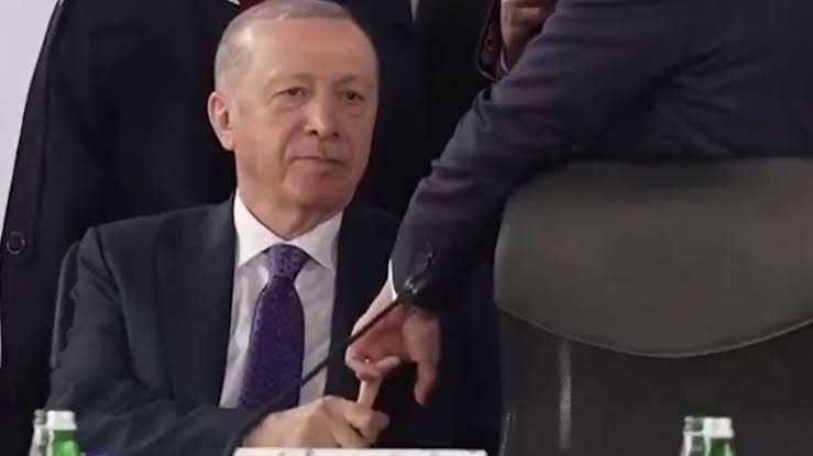 Dünyanın konuştuğu görüntü: Erdoğan Macron’un parmağını sıktı bırakmadı!