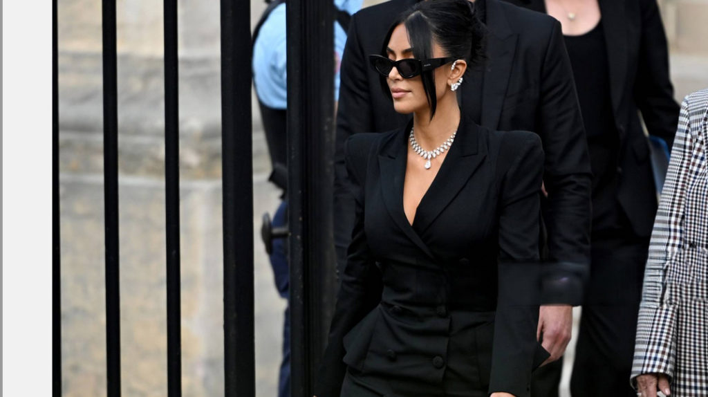 Kim Kardashian, Paris’teki soygun davasında 8 milyon dolarlık mücevherle dikkat çekti