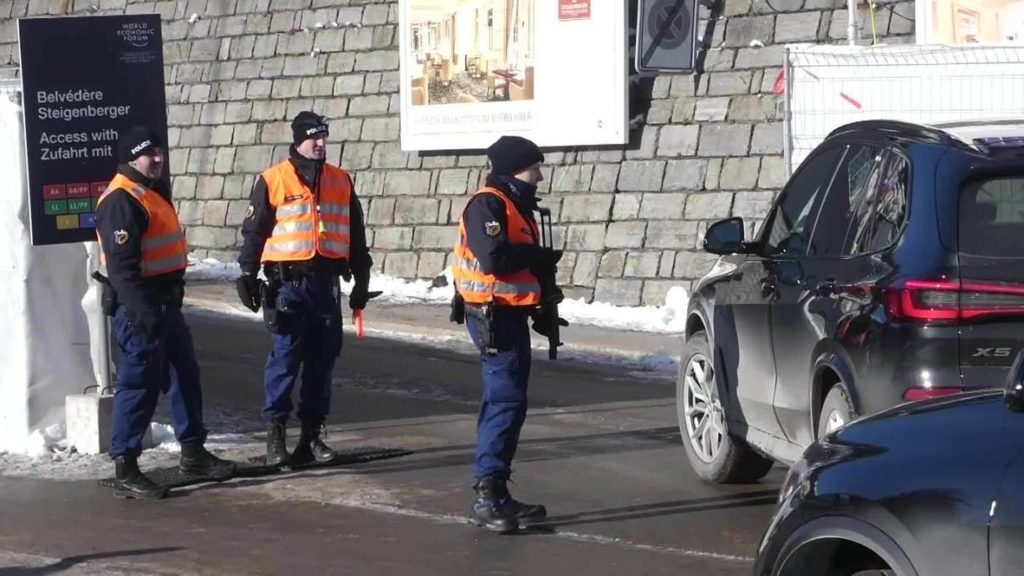 Polise bıçakla saldıran şahıs etkisiz hale getirildi