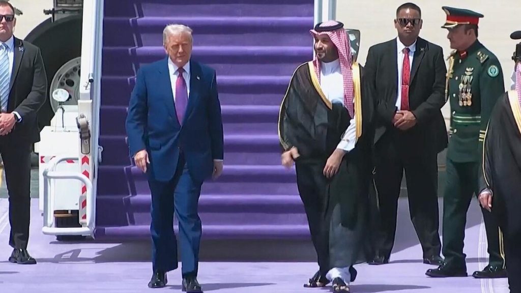 Trump Suudi Arabistan’da: Karşılama töreninde görsel uyum dikkat çekti