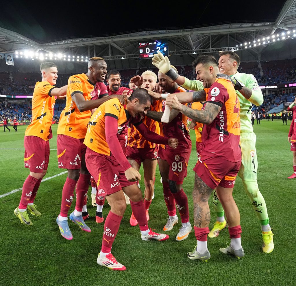 Galatasaray, Trabzon’dan galibiyetle dönüyor: Şampiyonluğa 1 puan kaldı!