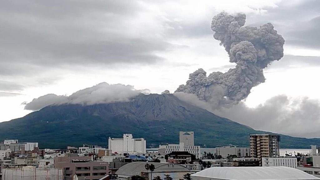 Japonya’da Sakurajima Yanardağı patladı: Gökleri kaplayan kül bulutu