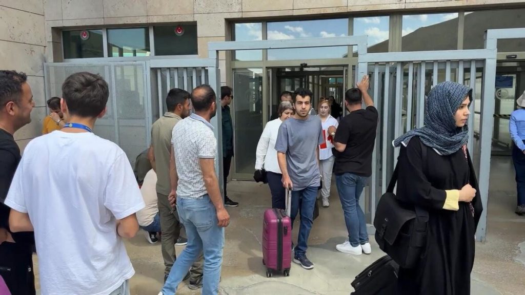 İran-Türkiye Kapıköy sınırında kaos: Nükleer saldırılar sonrası İranlılar ülkeyi terk ediyor