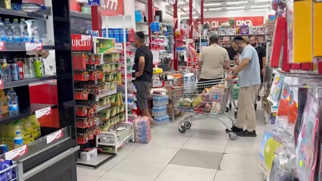 İsrail’in İran’a yönelik hava saldırılarının ardından israil halkı marketlere akın etti