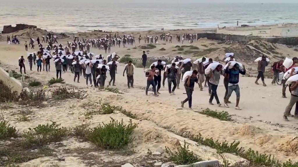 Gazze’nin Kuzeyinde Yardım Kuyruğu: Filistinliler Un Torbaları Taşıyor