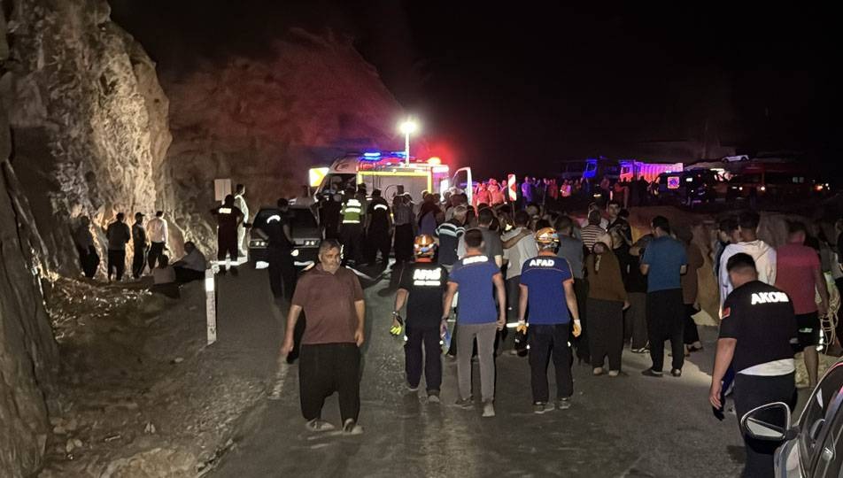 Otomobil 70 metrelik uçuruma yuvarlandı: 5 kişi öldü