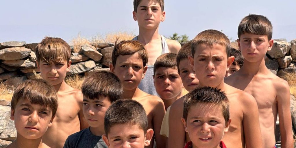 Bu göle girenlerin saç rengi değişiyor