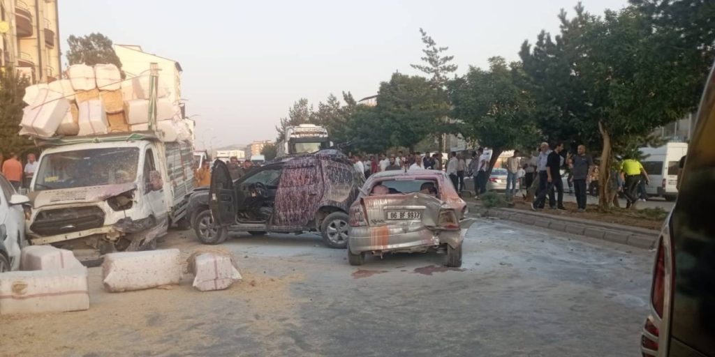 Freni boşalan TIR faciaya yol açtı