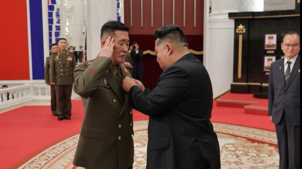 Kuzey Koreli askerler Rusya’dan döndü, Kim Jong Un “Kahramanlar” diye karşıladı