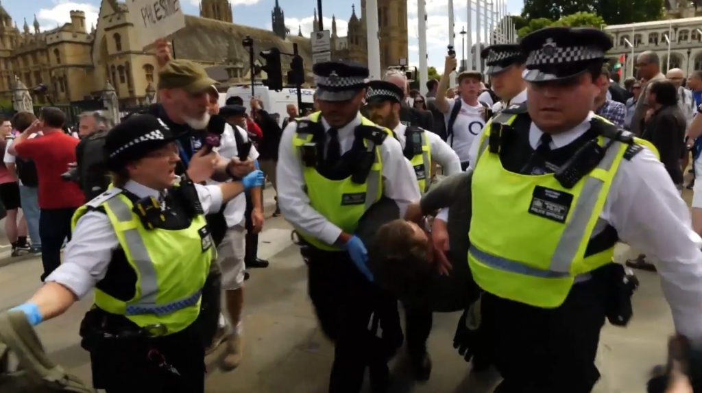 İngiltere’de yasaklı Filistin grubuna destek veren 466 kişi gözaltında