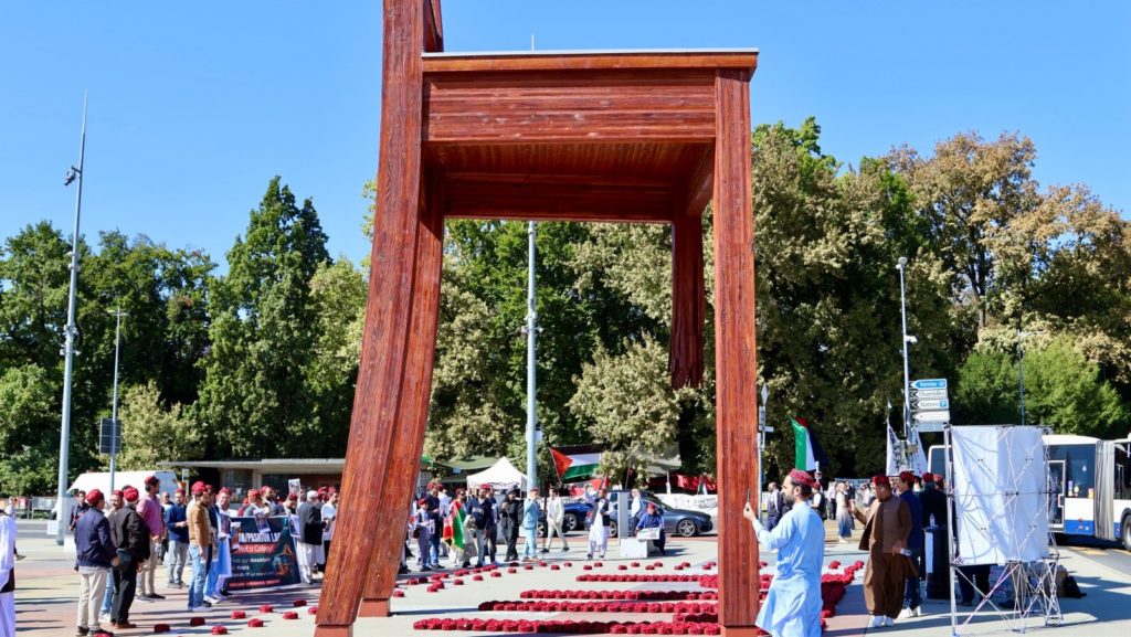 Peştunlar, Kırık Sandalye önünde Pakistan hükümetini protesto etti