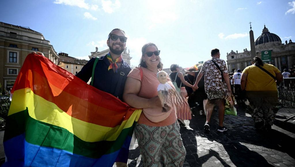 Vatikan’da ilk: LGBTQ hacılar Aziz Petrus’ta