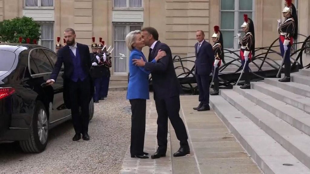 “Gönüllüler Koalisyonu”  toplantısı Elysee Sarayı’nda başladı