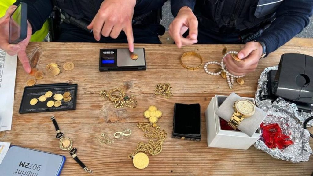 Çoğu gurbetçilere ait 400 bin euroluk kaçak altın yakaladı