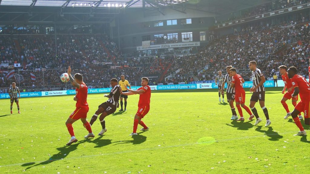 St. Pauli Mert Kömürlü Augsburg’u eli boş gönderdi