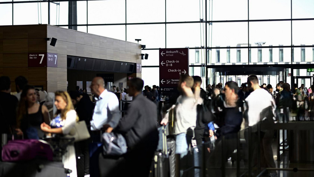 Avrupa’nın önde gelen havalimanları siber saldırıya uğradı: Uçuşlar iptal, yolcular kuyrukta