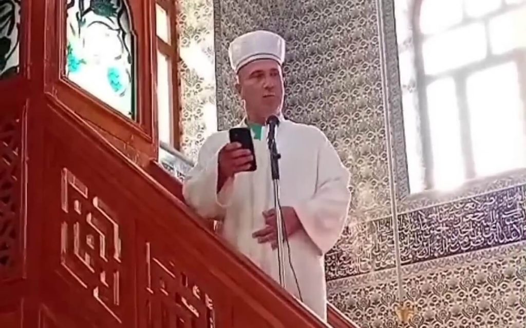 İmam cemaate küstü, namazı bırakıp gitti