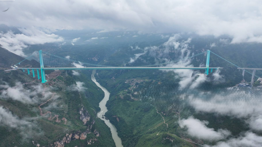 Dünyanın en yüksek köprüsü trafiğe açıldı