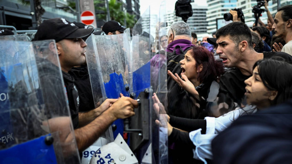 CHP İstanbul İl Başkanlığı önünde gerilim: Gürsel Tekin’den açıklamalar