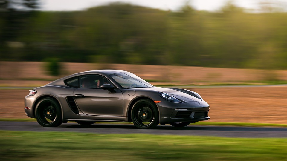 Porsche, elektrikli araç planlarını erteleyip benzinliye dönünce milyar euroluk zarara girdi