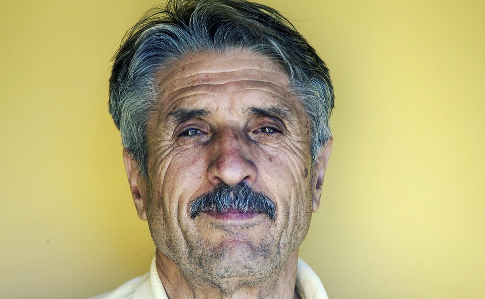 Uzmanlar uyarıyor: Saçın erken beyazlamasının nedeni sadece yaş değil