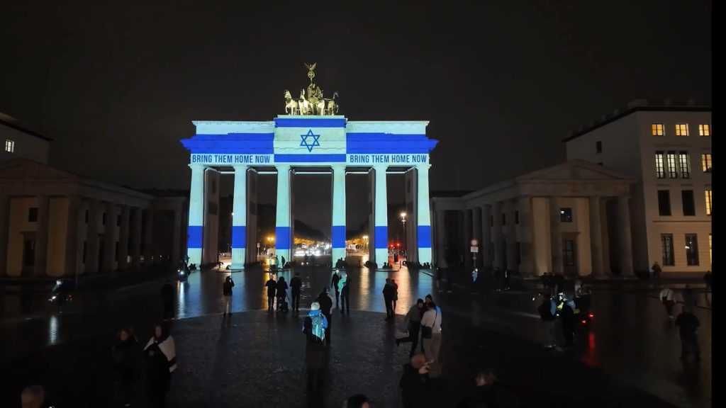 Berlin’de Brandenburg Kapısı İsrail renkleriyle aydınlatıldı