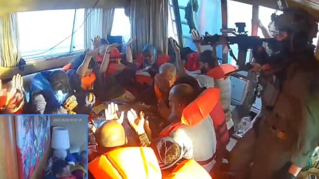 İsrail donanması, Gazze filosuna baskın düzenledi: Thunberg gözaltında