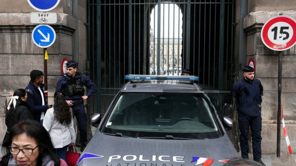 Paris’te Louvre’dan tarihi soygun: 100 milyon dolarlık mücevherler çalındı