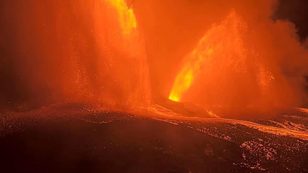 Hawaii’de Kilauea Yanardağı rekor yüksekliğe ulaştı