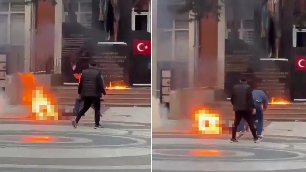 Bir kişi kendini yaktı