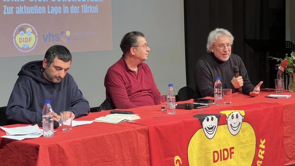 Bielefeld’de gazeteci Can Dündar’a yoğun ilgi