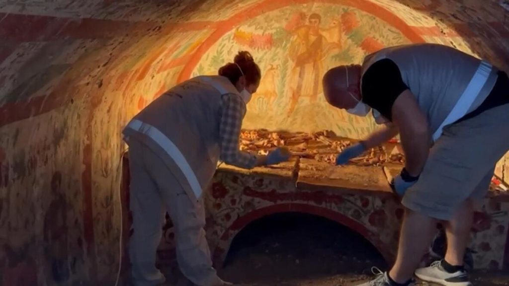 İznik’te 1800 yıllık keşif! Erken Hristiyan dönemine ait resimli taş mezar bulundu