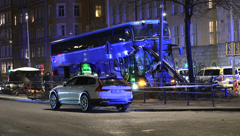 Stockholm’de otobüs kazası: Yolcu durağına çarpan otobüste çok sayıda ölü ve yaralı