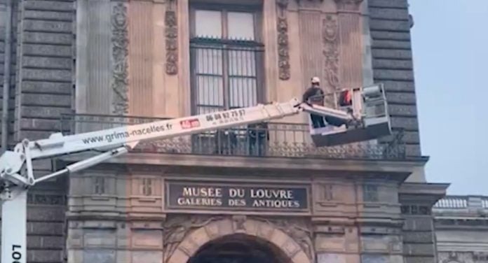 Soyguncuların Louvre Müzesi’ne girdiği pencereye demir korkuluk takıldı
