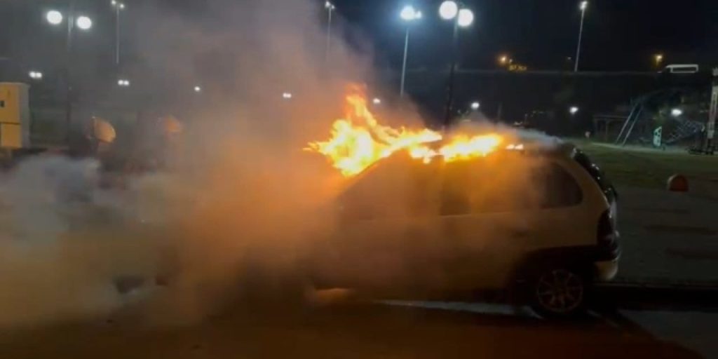 Park halindeki otomobil cayır cayır yandı