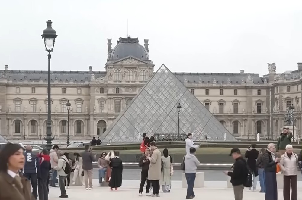 Louvre Müzesi’nin başına gelmeyen kalmadı