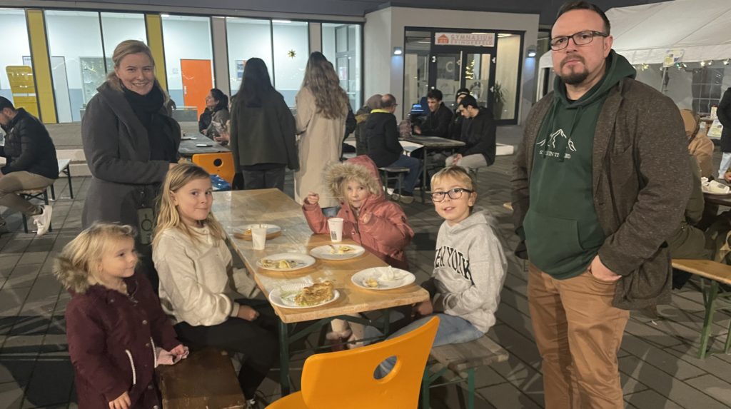 Eringerfeld okullarında üçüncü Weihnachtsmarkt: Yoğun katılım, renkli etkinlikler ve dayanışma mesajı